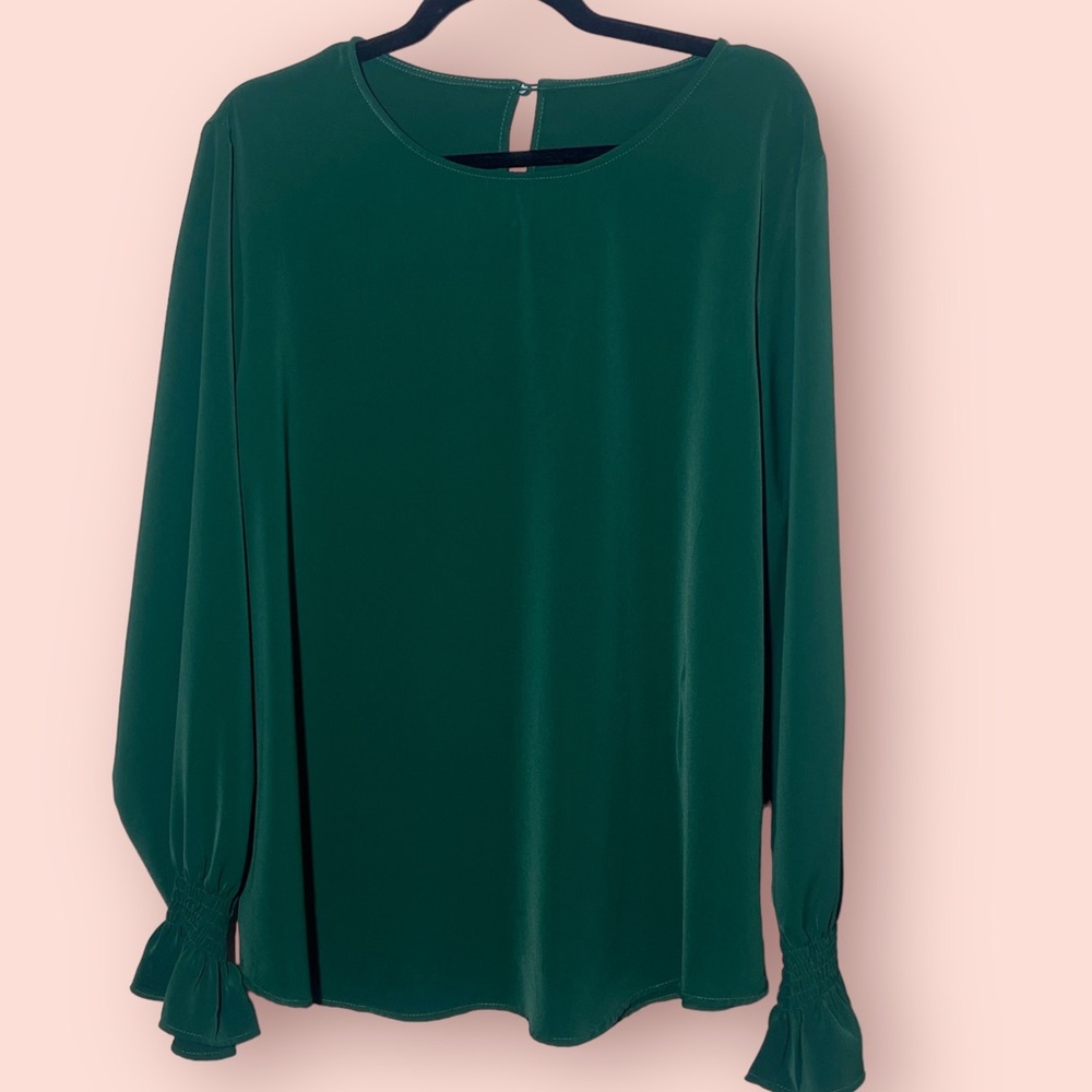 NEVER WORN. Women’s 2XL Green Shirt with elastic wrist sleeves.
